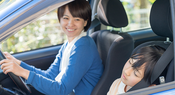 車の運転席に座る女性