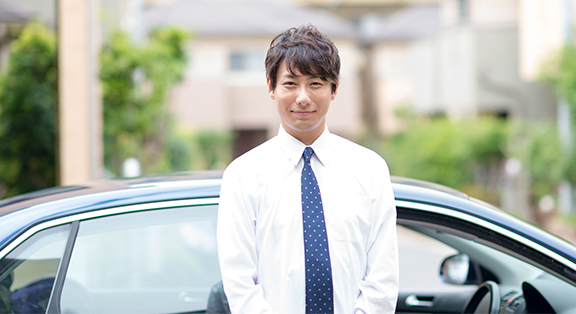 手をつないで歩く家族
