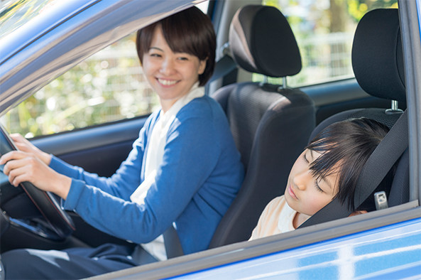 車の運転席に座る女性
