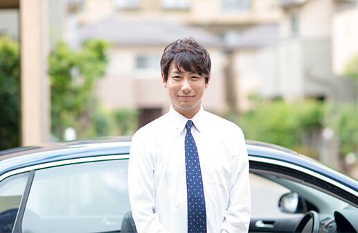 手をつないで歩く家族